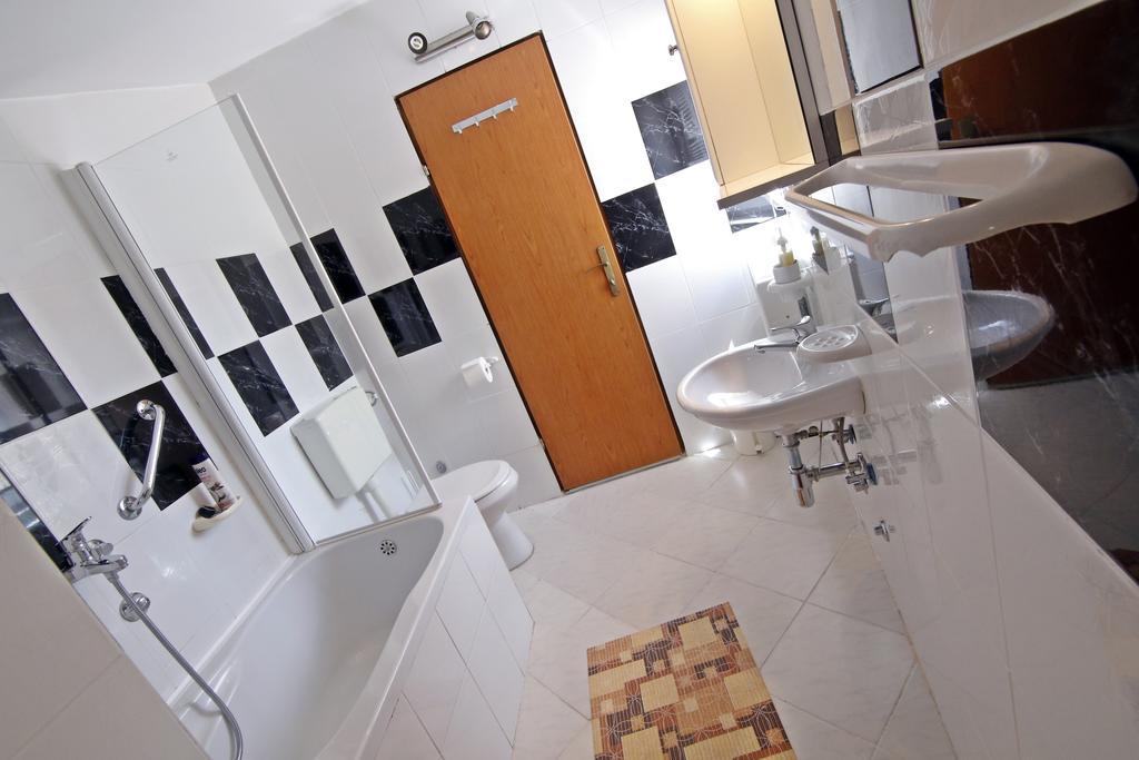 Apartment House Lalita Fuzine Room photo